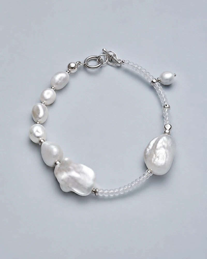 A bracelet combining irregular white pearls and clear beads